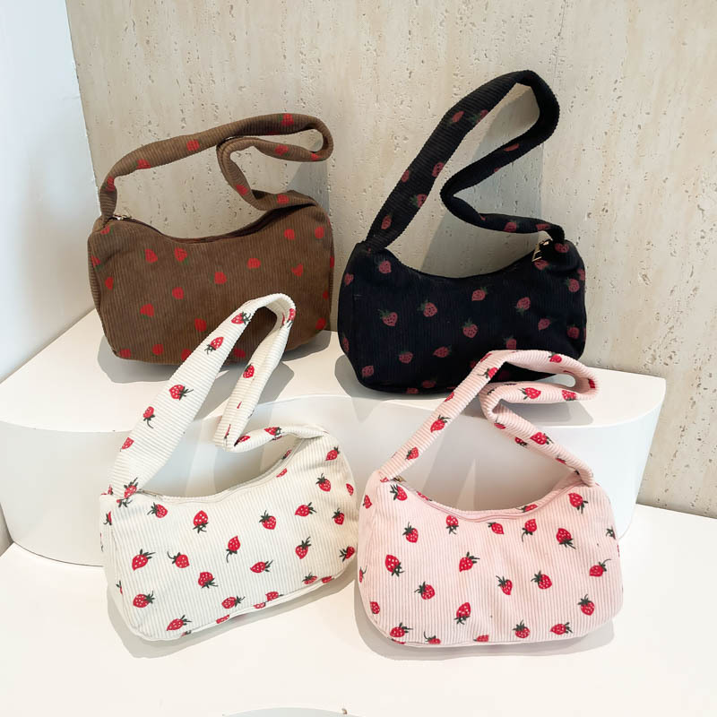 A simple, fashionable and trendy single-shoulder bag, crescent moon bag, new winter 2024 collection, artistic and fresh underarm bag Application Scenario