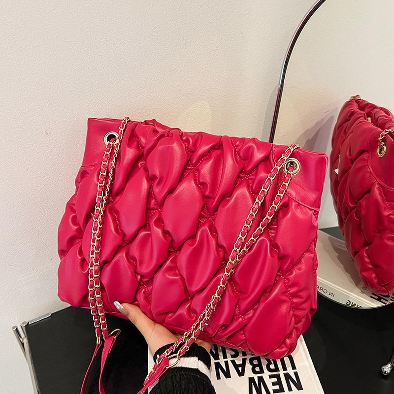 Retro pleated commuter large-capacity Korean-style single-shoulder bag with a high-quality 2024 autumn new versatile ins tote bag full figure