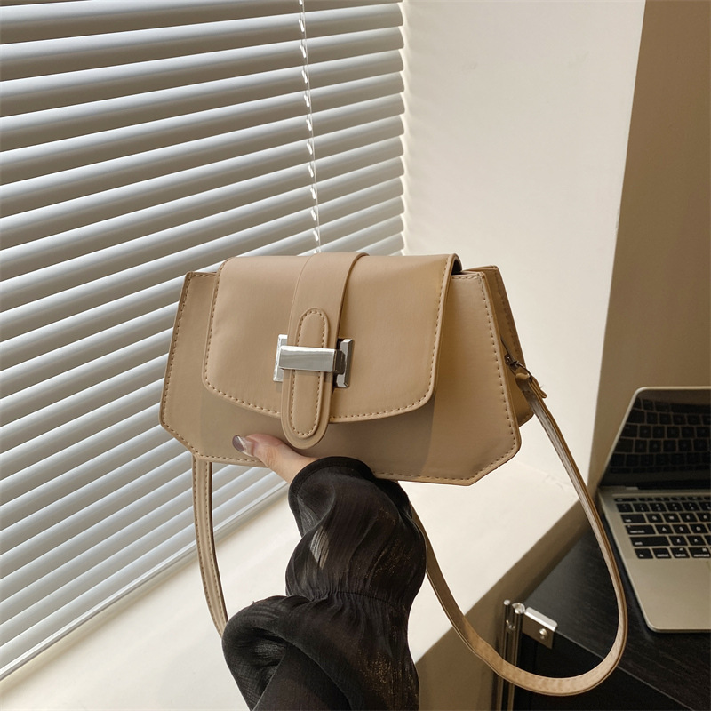 A retro and casual European and American fashion and individuality handbag, a new 2024 commuter trend single-shoulder crossbody small square bag full figure