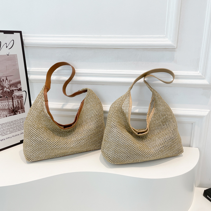 Straw-woven beach bag, summer seaside vacation girl, large-capacity underarm bag, handbag, retro woven bag Application Scenario