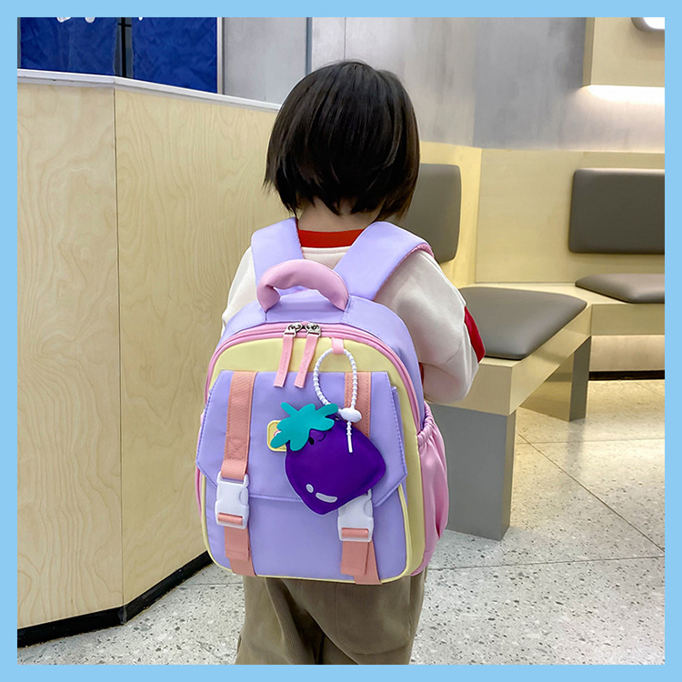 The new kindergarten schoolbag is lightweight and reduces the load. It is a trendy color-blocking backpack for children, both boys and girls, small sizes, and a travel backpack Specification drawing