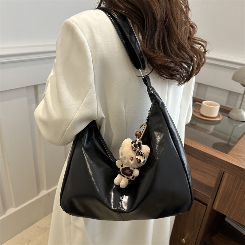 A new retro tote bag with a large capacity and versatile fashion crossbody for women's winter 2024, a niche Korean underarm bag details Picture