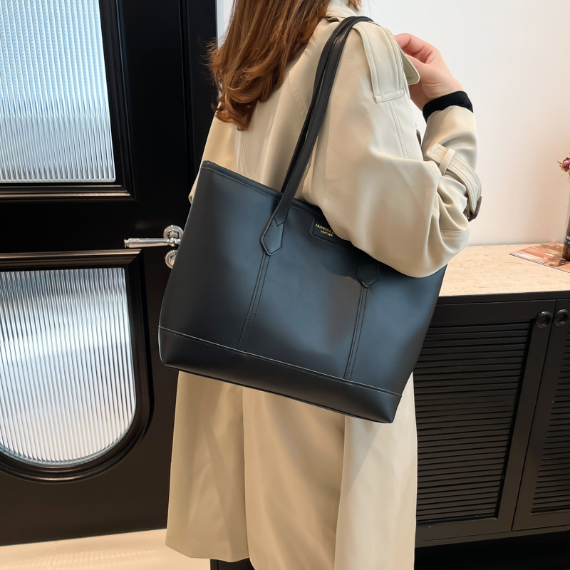 A large-capacity, high-quality commuter bag for women in 2024, a popular new lychee pattern interlayer single-shoulder tote bag details Picture