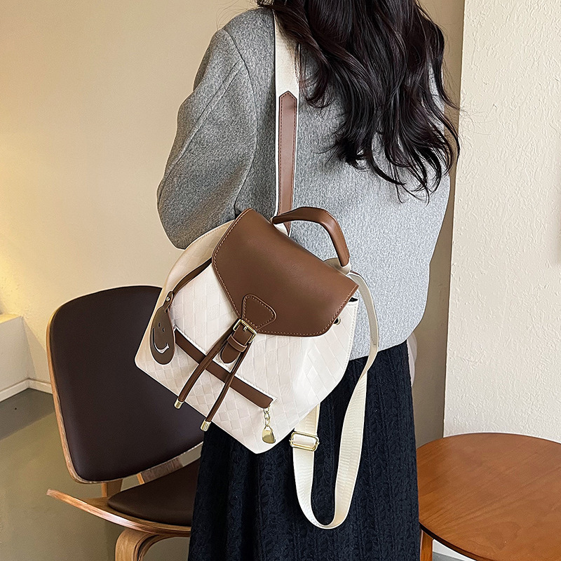 A niche design bucket bag with a drawstring in 2024, a simple European and American diamond-shaped casual single-shoulder crossbody bag for women details Picture