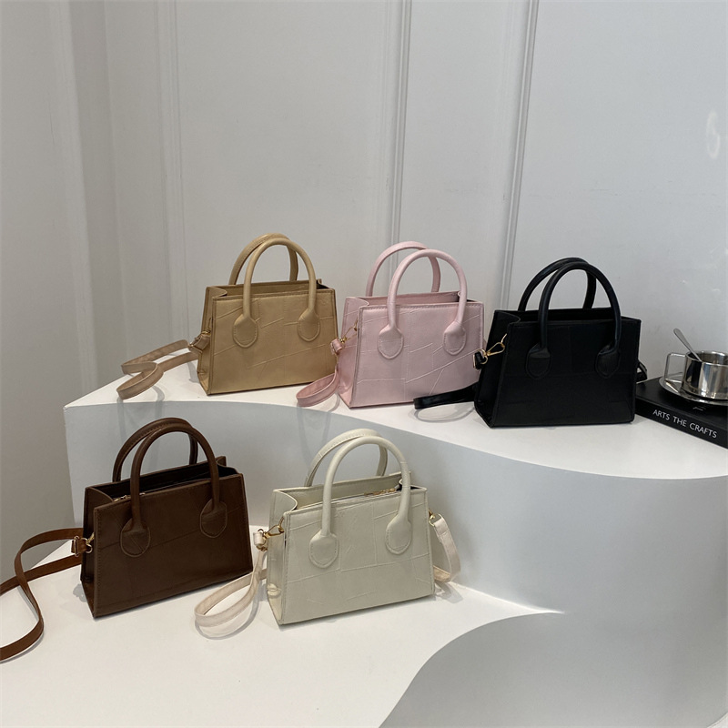 Retro and stylish solid-color bag for women, 2024 new winter hand-held shoulder crossbody bag, simple and casual small square bag Application Scenario