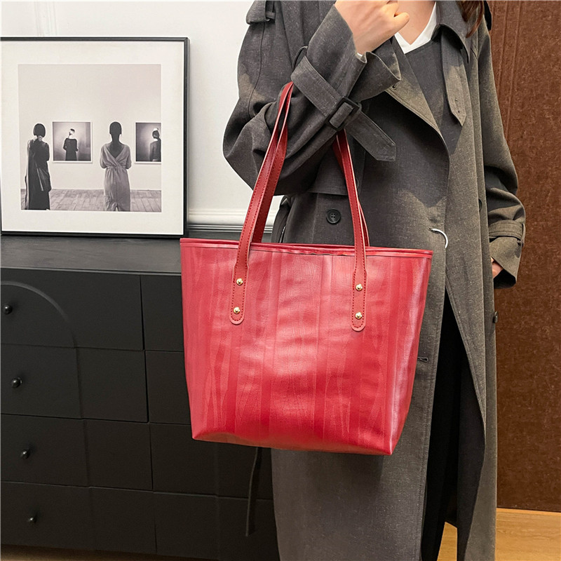 Large-capacity tote bag, minimalist underarm bag, 2024 new niche design, elegant and stylish commuter single-shoulder bag Specification drawing