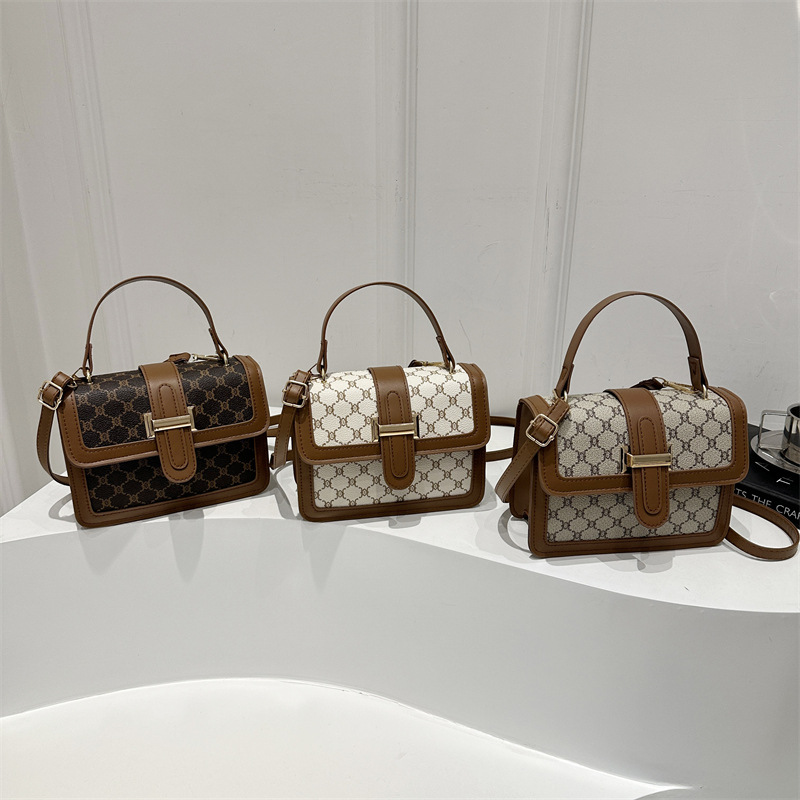 2025 New style fashionable and simple single-shoulder bag, retro and trendy, personalized printed hand-held commuter crossbody bag for women Application Scenario