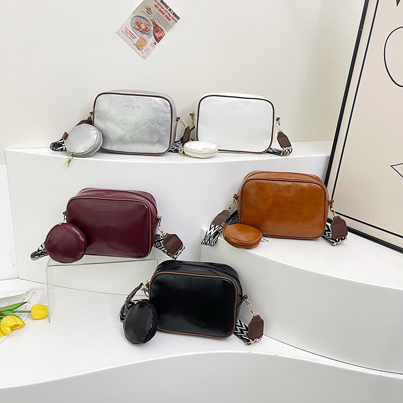 Spring 2025 new camera bag, wide shoulder strap, single-shoulder bag, color-blocking small square bag, fashionable, simple and stylish crossbody bag for women Application Scenario