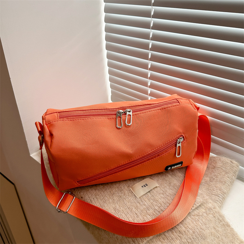 The new cross-border fashionable and simple crossbody bag, a casual commuting crossbody bag, a trendy bag, is popular among women this year full figure