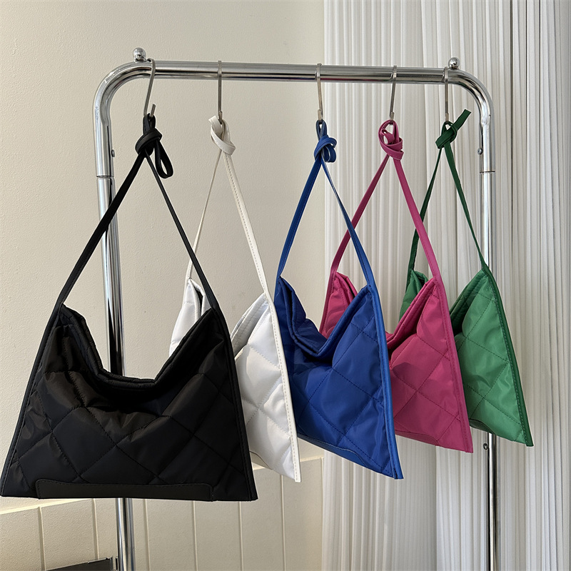 Solid color diamond-shaped embroidered thread bag for women, new winter 2024 versatile and fashionable single-shoulder crossbody bag tote bag Application Scenario