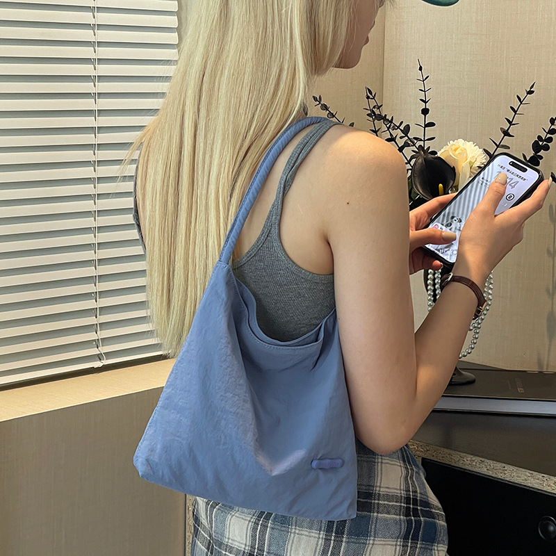 Colorful Fox Korean Instagram's new women's handbag is lightweight, casual and versatile. It's a lightweight nylon fabric bag Application Scenario