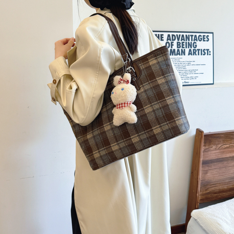 Tweed checkered large-capacity women's 2024 new single-shoulder bag, retro Korean style commuting high-end texture tote bag Application Scenario