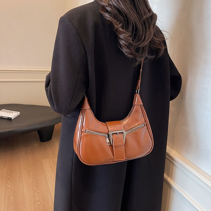 A cool and retro small handbag for women, a new 2024 trendy and fashionable oil-wax skin dumpling bag, versatile and high-quality crossbody bag Application Scenario