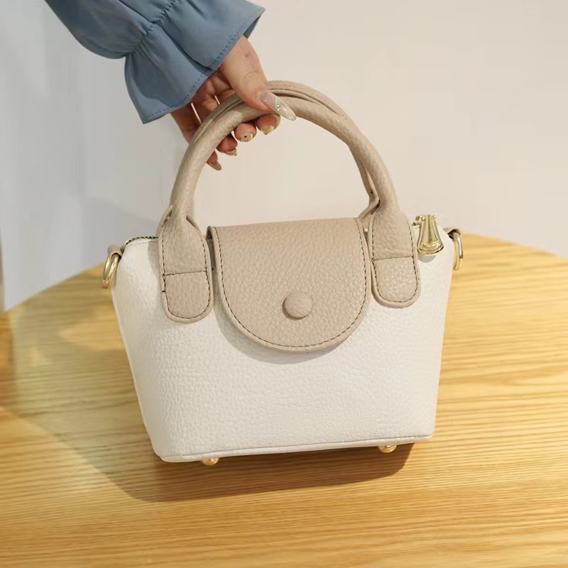 A new 2025 women's bag with a niche design, versatile, fashionable and exquisite texture, a small square bag, a single-shoulder crossbody bag, and a Korean-style bag Application Scenario