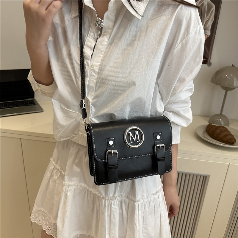 This fashionable and elegant single-shoulder crossbody small square bag with a unique and high-quality bow is a popular single-shoulder bag for women in the spring of 2025 Specification drawing
