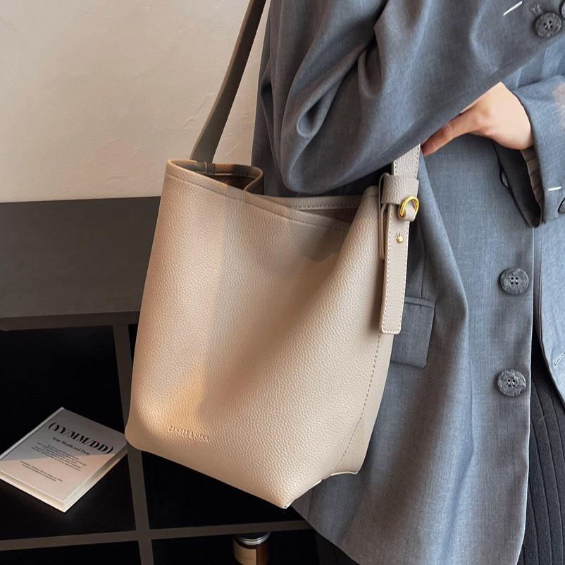 This year, retro small bags are in fashion. In 2025, new women's bags with a high-end feel, crossbody bags with niche designs, and bucket bags are extremely popular details Picture