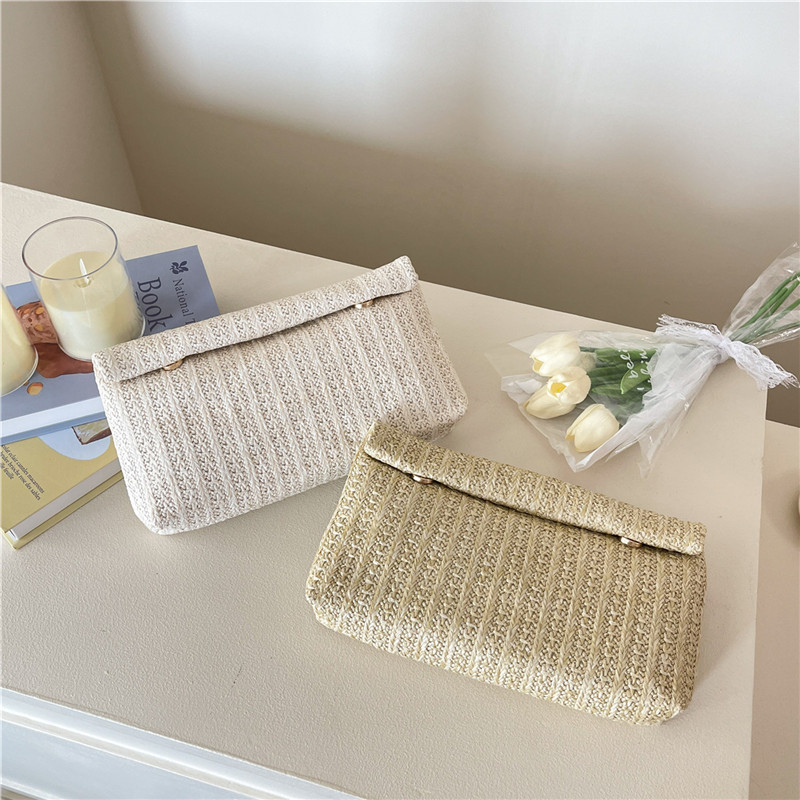 2025 Large capacity, stylish new style, elegant and fashionable design, solid color, straw-woven texture, hand-held envelope women's bag Application Scenario