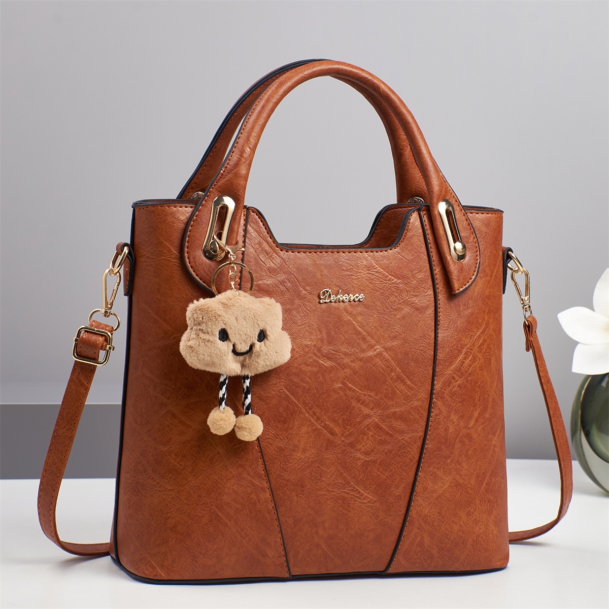 A new Spring 2025 live-streaming bestseller, a large-capacity, high-end, single-shoulder, simple and stylish women's handbag for commuting Application Scenario