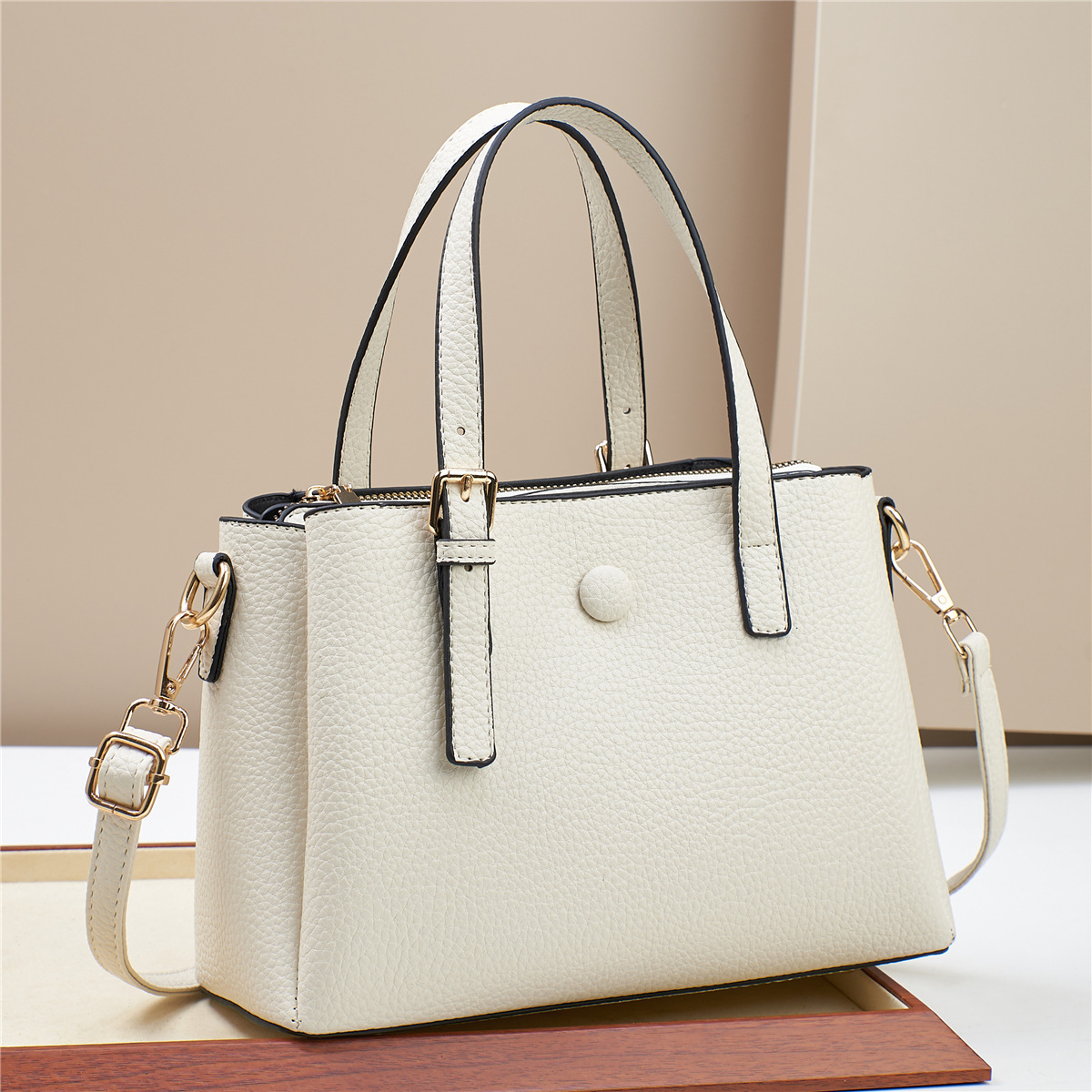 Grand crossbody single-shoulder bag, large-capacity manufacturer, foreign trade women's bag, 2024 summer direct mail new style, trendy, simple and fashionable Application Scenario