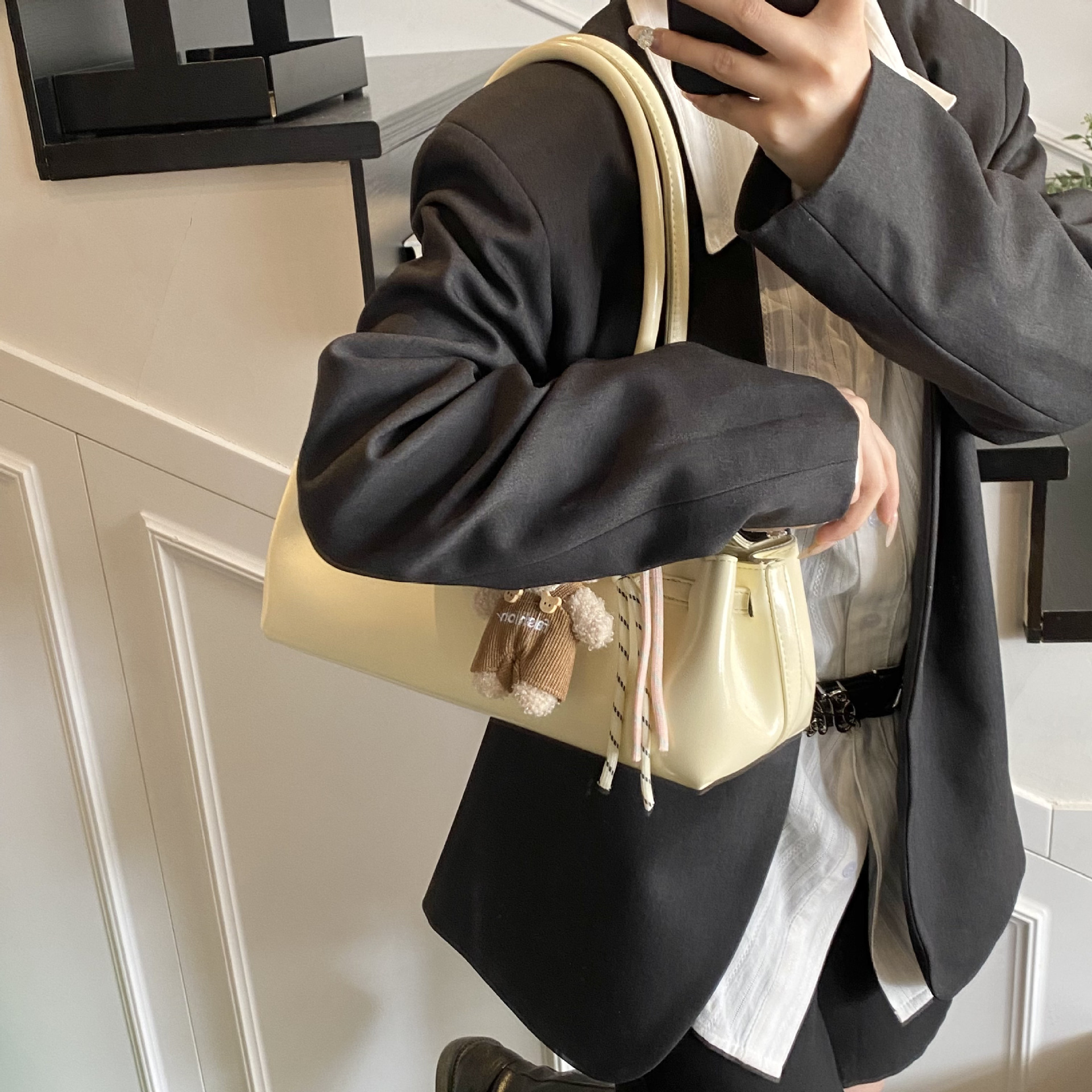 2025 New style fashionable and versatile shoulder bag, high-end handbag, Korean commuting large capacity underarm bag for women details Picture