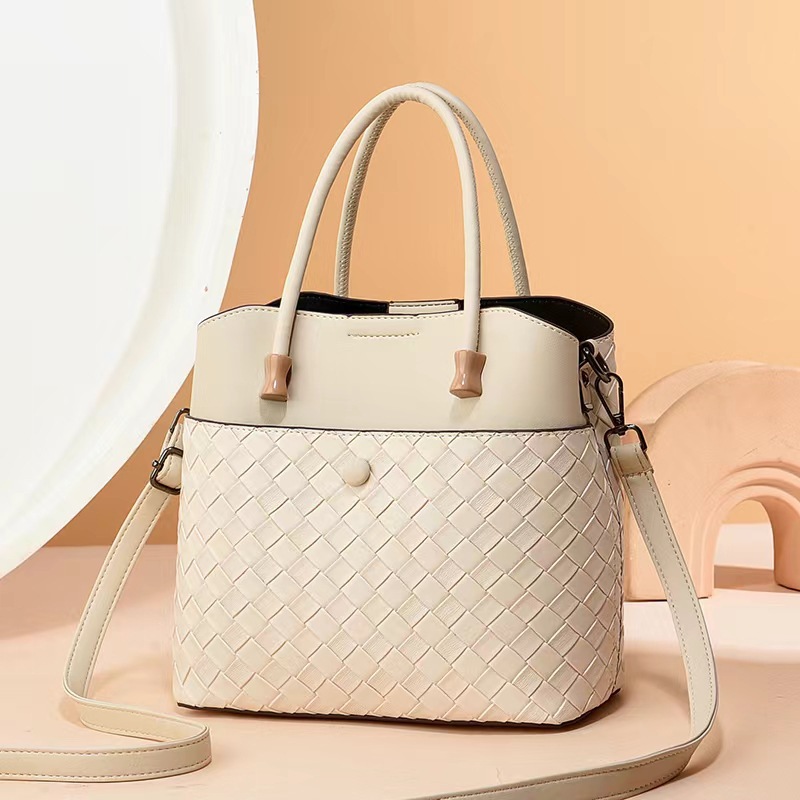 2024 New large-capacity woven single-shoulder handbag for work, a high-end and versatile bucket bag for commuting Application Scenario