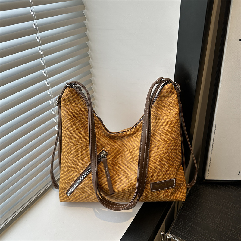 Spring 2025 new style: fresh and sweet, with a sense of weaving and straw weaving, trendy women's bag, single-shoulder bag, crossbody bag full figure