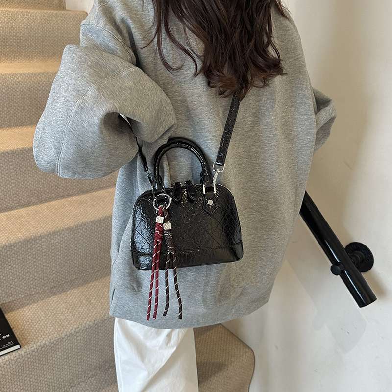 A niche, light luxury, high-end soft leather bag for women, 2024 new crossbody bag, texture handbag, versatile and fashionable shell bag Application Scenario