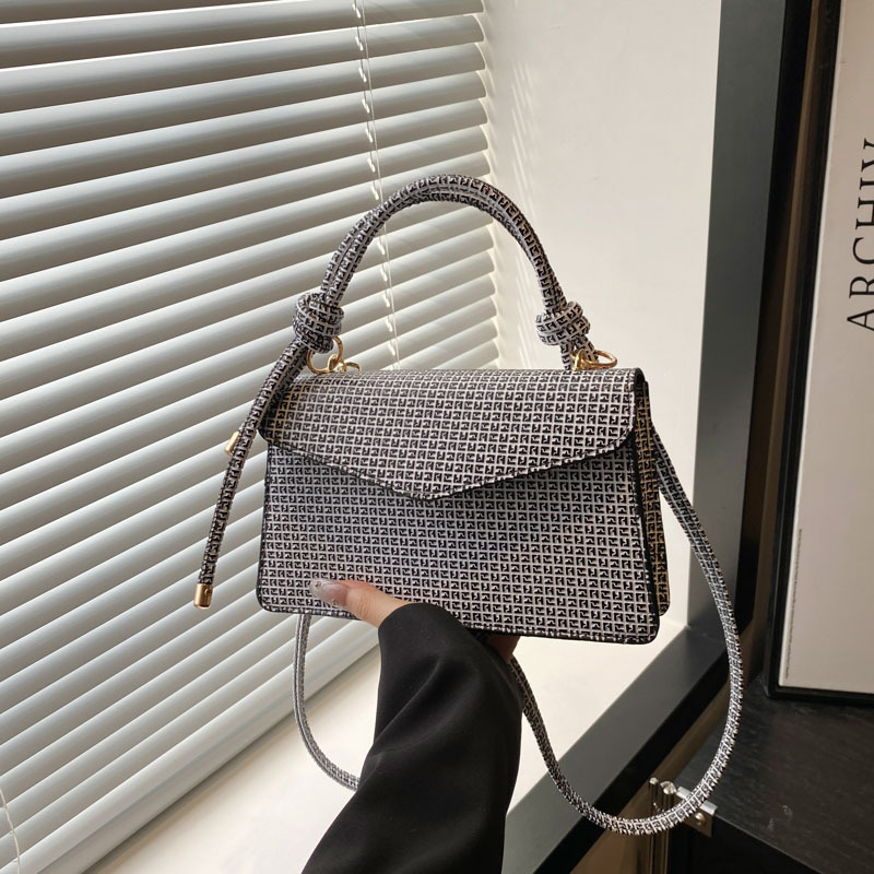 This high-end and stylish handbag is a new Spring/Summer 2025 fashion and versatile ins single-shoulder crossbody small square bag for women full figure