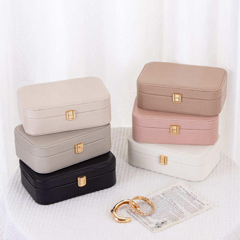 Wholesale of new lizard-patterned light luxury fabric portable jewelry boxes, jewelry boxes and accessory compartments from the source factory Application Scenario