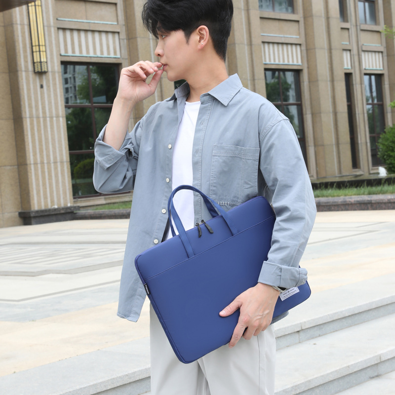 A niche and simple design handbag for the summer of 2025, a solid color, large capacity and versatile handbag Application Scenario
