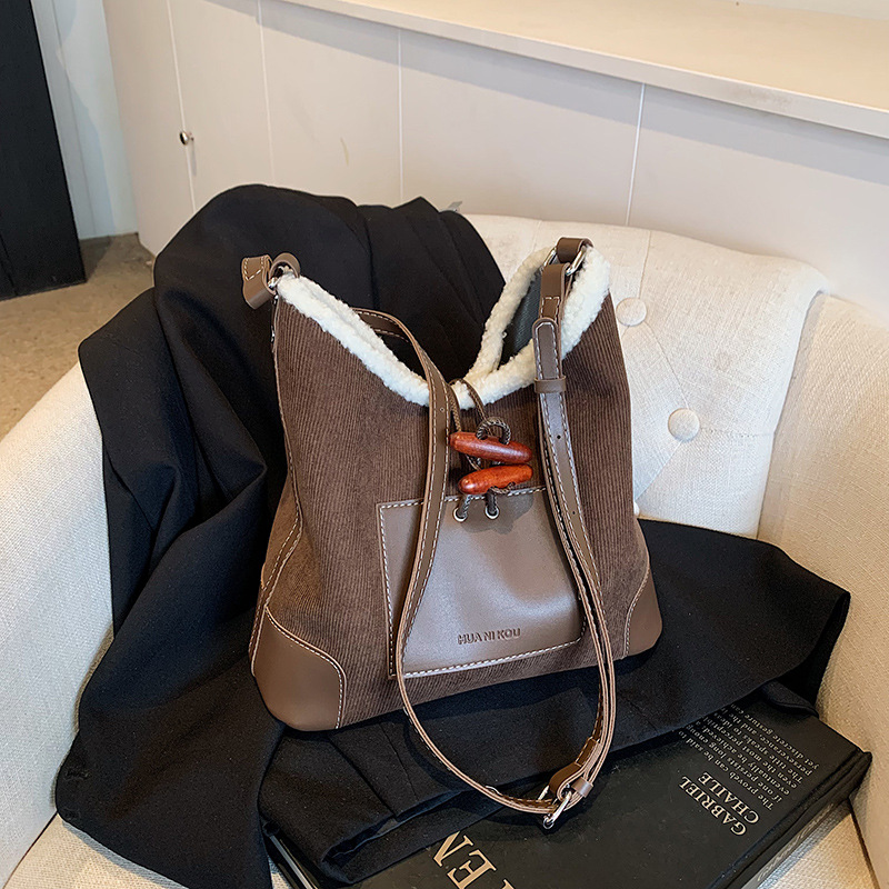 New underarm bucket bag 2025, retro, fashionable, casual, large-capacity single-shoulder bag, high-end, simple and versatile women's bag Specification drawing