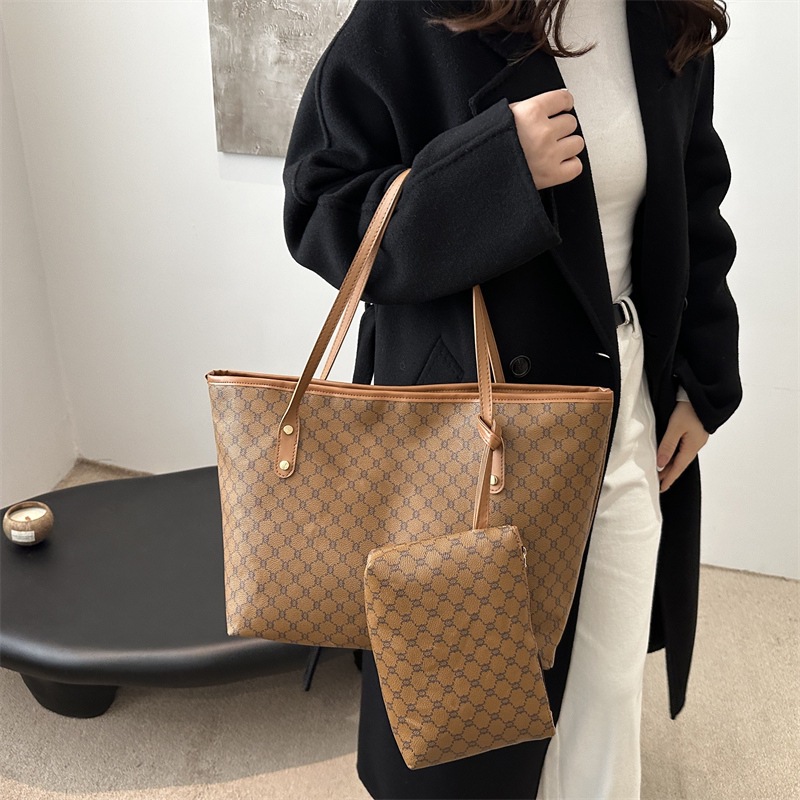 This large-capacity women's 2025 new single-shoulder bag combines the ancient checkered pattern tote bag with a simple and elegant look. It's a mother-and-child bag Application Scenario