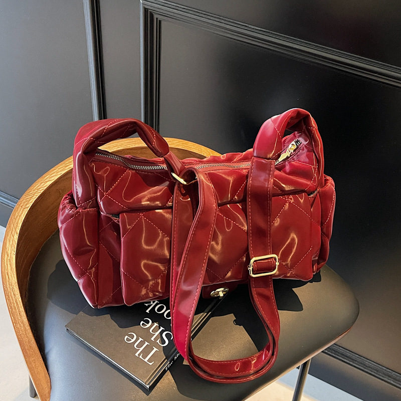 A high-capacity casual commuting bag for women in 2024, a high-end and versatile single-shoulder crossbody bag and a hand-held Boston bag Specification drawing