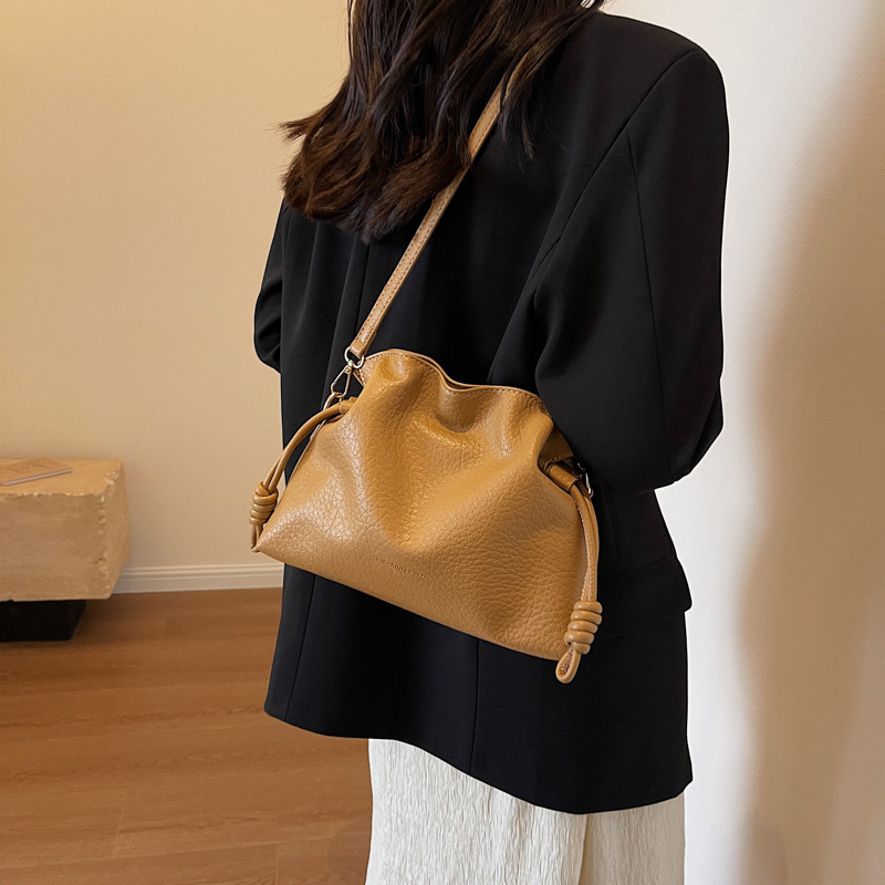 A high-end, niche crossbody lucky bag for women 2023, a trendy large-capacity drawstring bucket bag for work and commuting Application Scenario