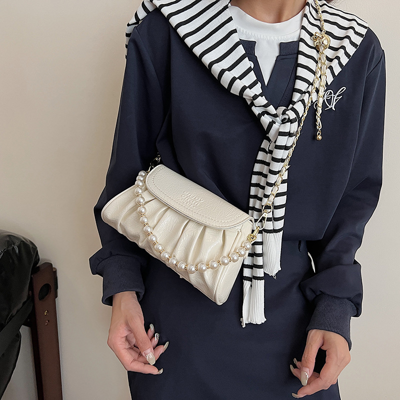 The 2025 new pleated beaded chain underarm bag is simple and versatile, a small square bag, a stylish single-shoulder bag, and a light luxury crossbody bag Application Scenario