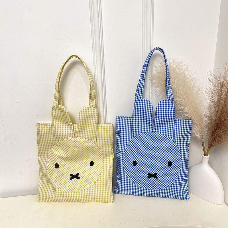 2025 New canvas bag, summer single-shoulder crossbody bag, versatile commuter handbag for women, fashionable and versatile tote bag Application Scenario