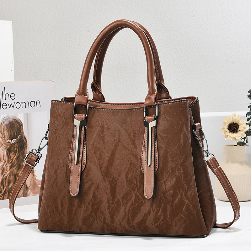 A new retro large-capacity single-shoulder crossbody bag for trendy women in 2025, a cross-border stylish hand-held large bag details Picture