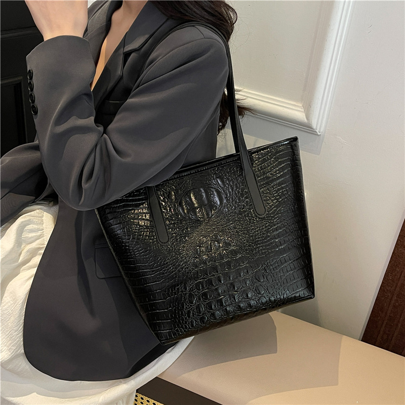 The trendy tote bag 2025 summer is a new European and American fashion single-shoulder hand-carry large bag Application Scenario