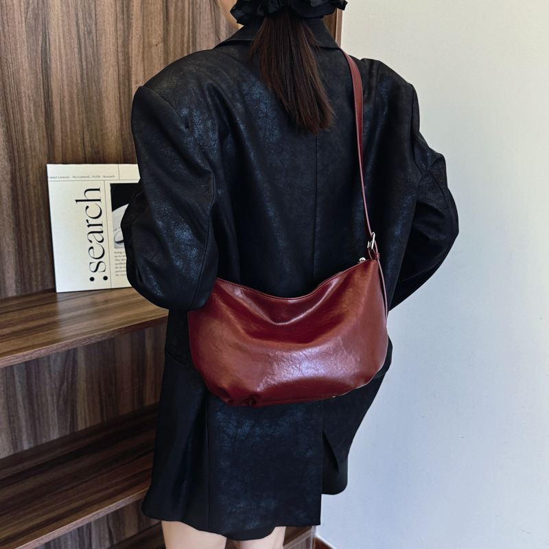Retro soft leather bag for women 2024 new style, simple, casual and versatile single-shoulder crossbody bag, small and large capacity dumpling bag Application Scenario