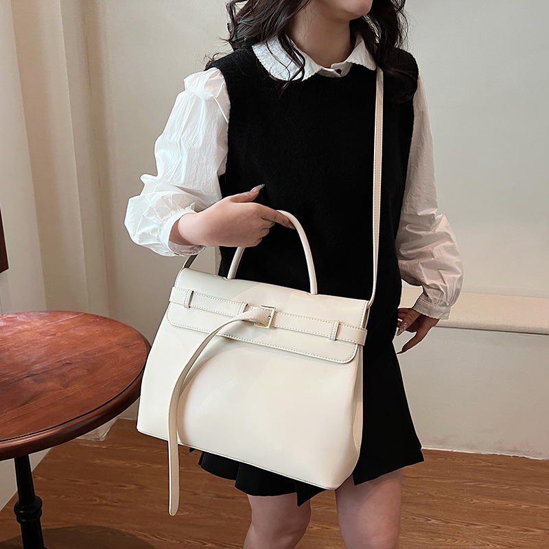 This is a new 2025 trendy and versatile handbag with a high-end and niche design. It is a simple and elegant single-shoulder crossbody bag for women Application Scenario