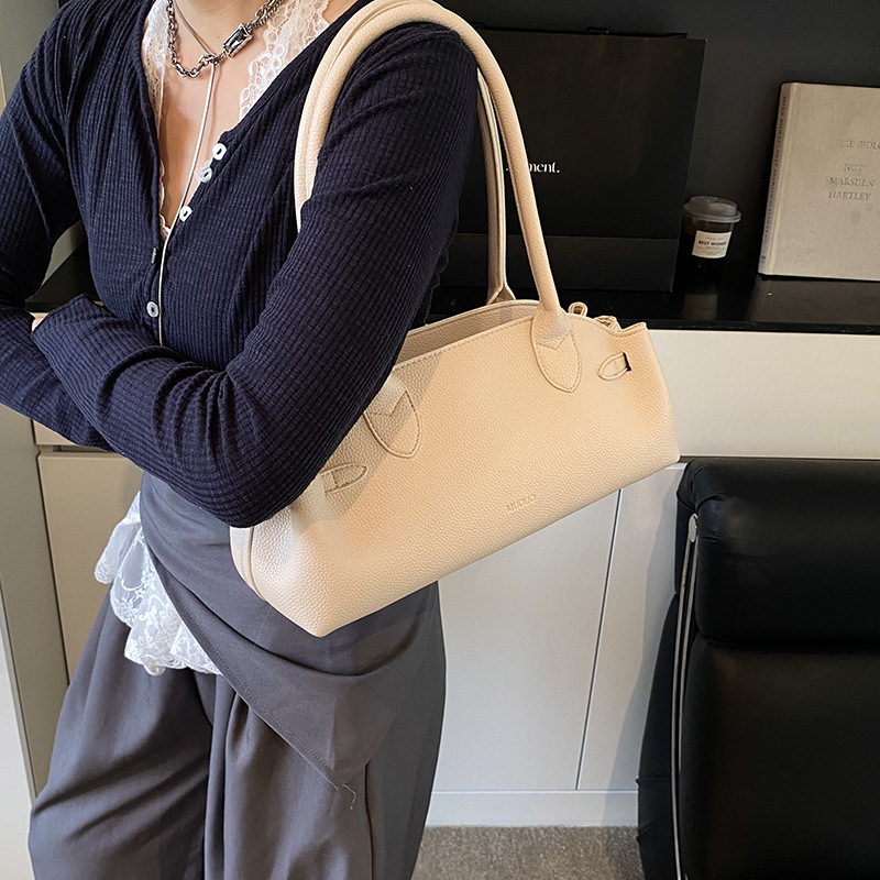 High-end retro handbag for women, 2025 new style simple and casual single-shoulder underarm bag, large-capacity commuter tote bag Application Scenario