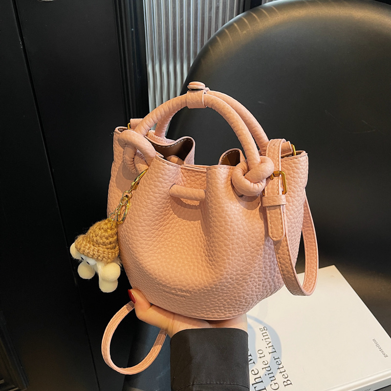 Korean-style simple handbag, fashionable and versatile for work and commuting, a new 2025 simple and high-end crossbody bag for women details Picture