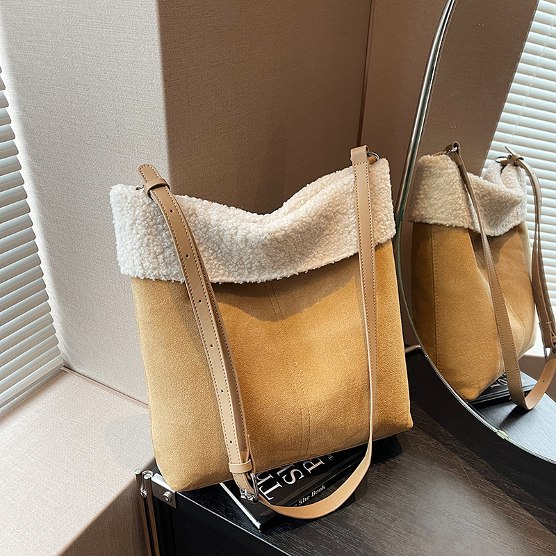 This is a new 2024 trendy and versatile mobile phone single-shoulder small square bag with a plush sheepskin and a crossbody bucket Specification drawing