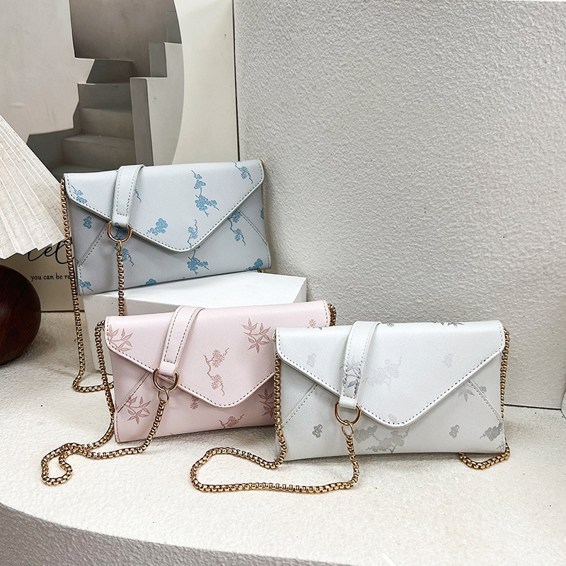 A trendy and fashionable new envelope women's bag for summer 2024, a unique and stylish single-shoulder bag, simple and stylish chain crossbody bag Application Scenario