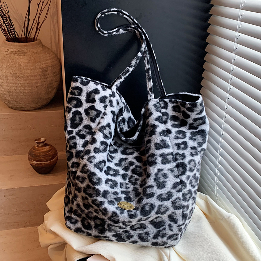 Retro large-capacity tote bag for women, 2024 new trendy and fashionable leopard print shoulder bag, high-end and versatile underarm bag full figure