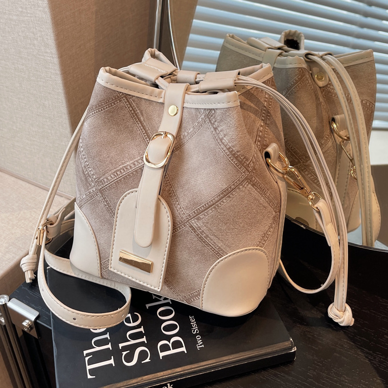 The new fashion bestseller of "Little Bag Women 2025" is a single-shoulder crossbody bag with a high-end texture and a niche design. It features a diamond-shaped bucket bag details Picture