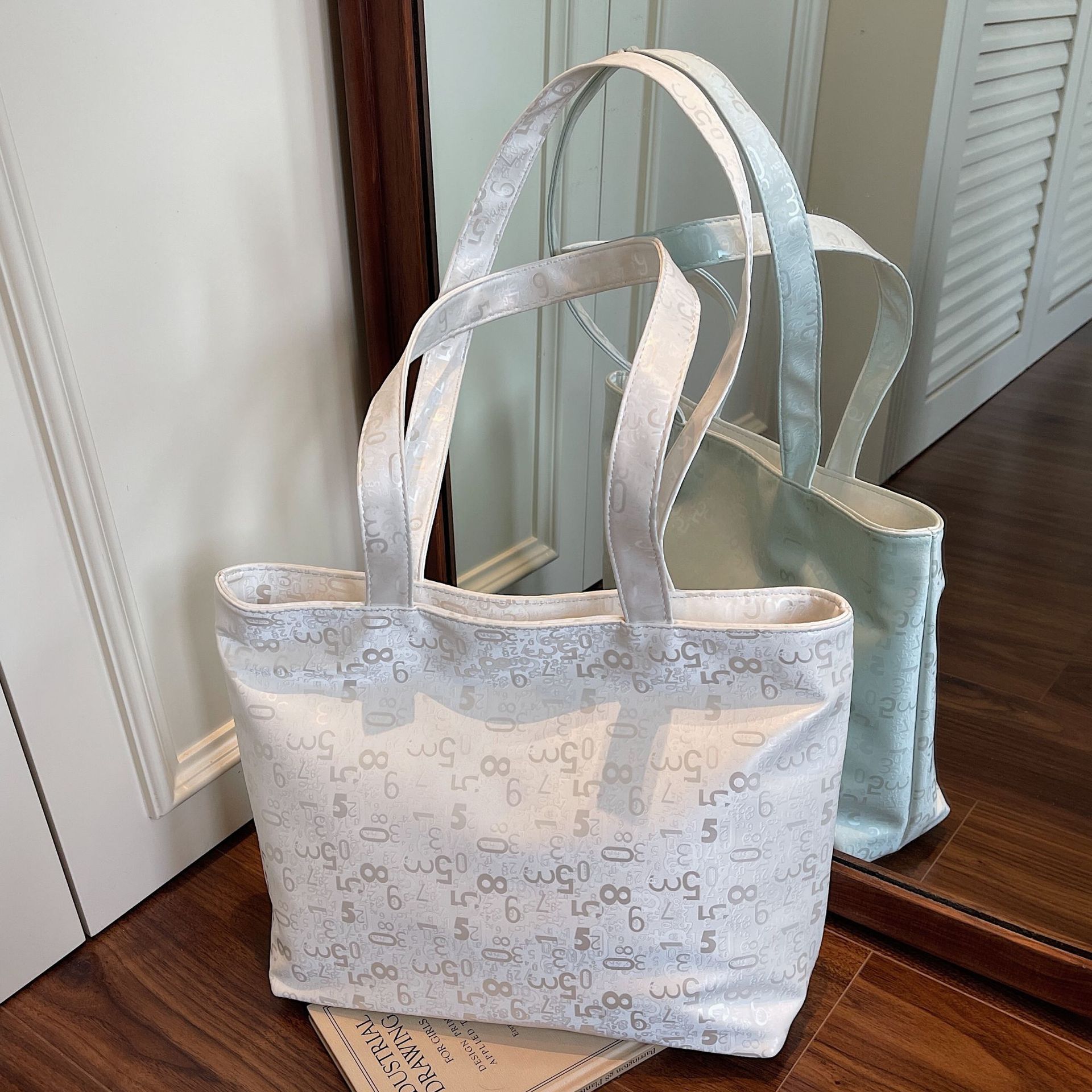 Large-capacity commuting bag for women, 2025 new style, fashionable and versatile shoulder bag, hand-held tote bag for going out to work Application Scenario