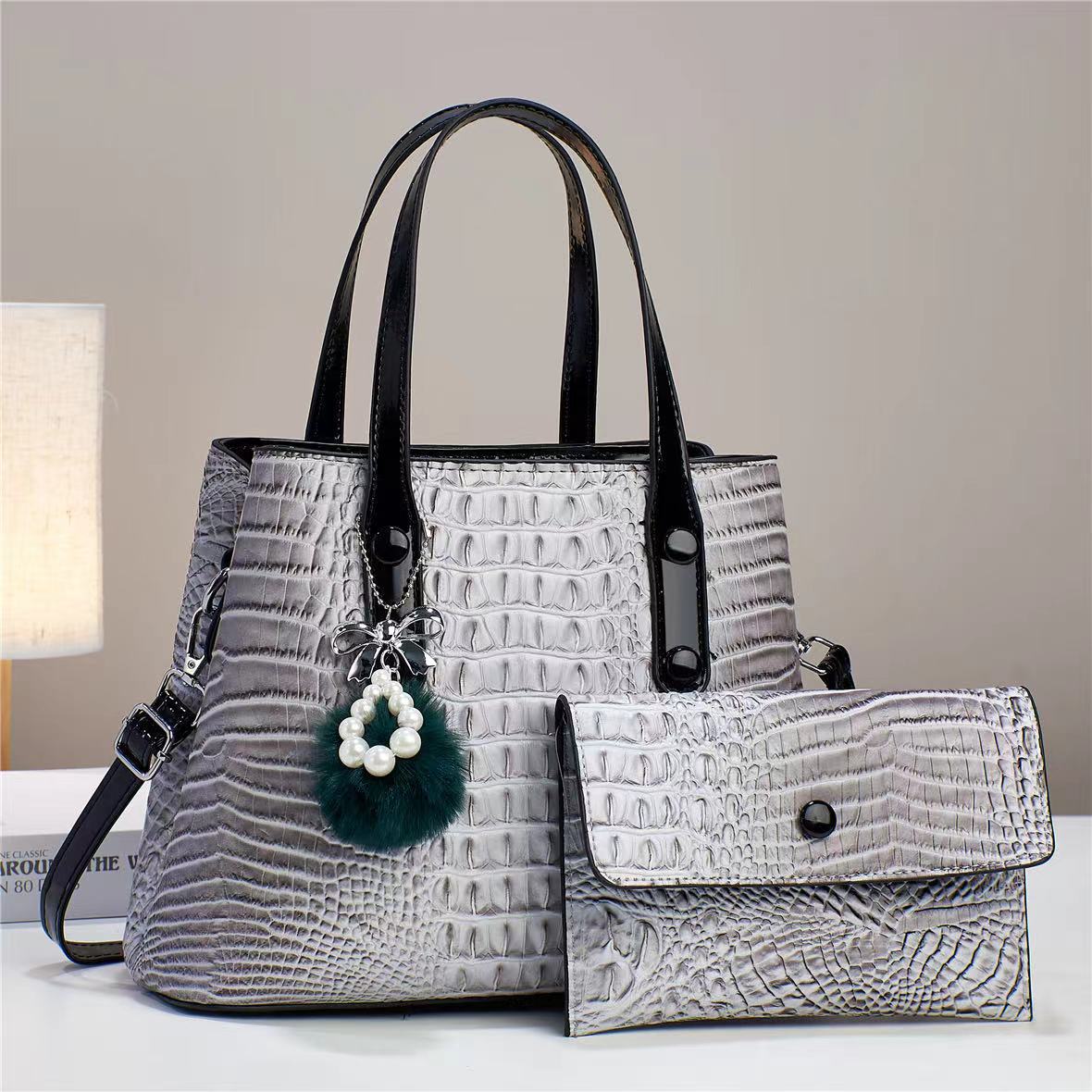 The latest fashionable women's single-shoulder crossbody bag from the manufacturer is versatile and can be carried by hand. It is a bestseller in the 2023 foreign trade winter and a popular large bag for women Specification drawing