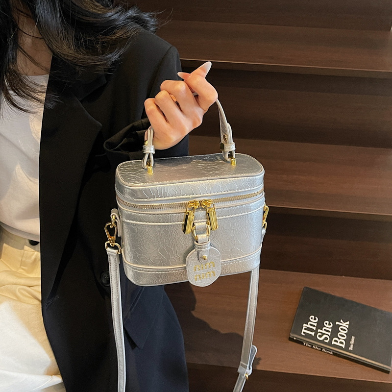 The 2025 new high-end, stylish and trendy hand-held box bag is a versatile and popular commuter single-shoulder crossbody bag for women details Picture