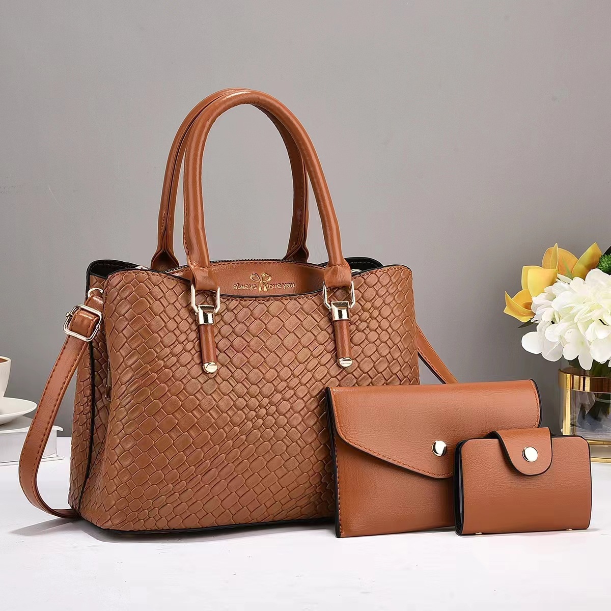 The 2024 new style of the three-piece set for foreign trade, a large-capacity single-shoulder crossbody bag with a woven texture and a stylish look Specification drawing